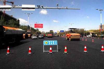 【出行】市政工程管理局在行動:改造機場高速路、敕勒川大街等16條破損嚴重的中心區道路后提示